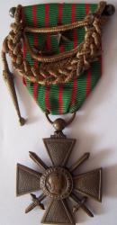 Croix de guerre 1914 1918 avec citations puis fourragere en modele reduit